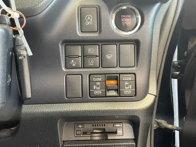 トヨタ ヴォクシー ZS 煌Ⅱ 岩手県 2017(平29)年 8万km ブラッキッシュアゲハガラスフレーク 4WD/ロールサンシェード/後席モニター/衝突被害軽減システム/両側パワースライドドア/MTモード付きAT/寒冷地仕様/アイドリングストップ/横滑り防止装置/ETC/バックカメラ/フルセグTV/レーンアシスト/純正LEDヘッドライト/社外ナビ/社外マット/オートライト/オートマチックハイビーム/エンジンスターター