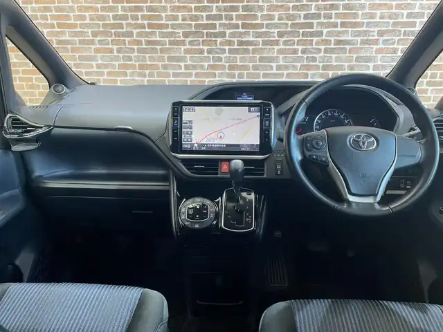 トヨタ ヴォクシー ZS 煌Ⅱ 岩手県 2017(平29)年 8万km ブラッキッシュアゲハガラスフレーク 4WD/ロールサンシェード/後席モニター/衝突被害軽減システム/両側パワースライドドア/MTモード付きAT/寒冷地仕様/アイドリングストップ/横滑り防止装置/ETC/バックカメラ/フルセグTV/レーンアシスト/純正LEDヘッドライト/社外ナビ/社外マット/オートライト/オートマチックハイビーム/エンジンスターター