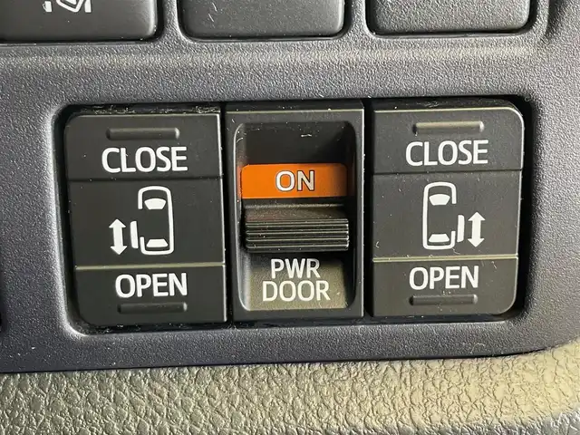 トヨタ ヴォクシー ZS 煌Ⅱ 岩手県 2017(平29)年 8万km ブラッキッシュアゲハガラスフレーク 4WD/ロールサンシェード/後席モニター/衝突被害軽減システム/両側パワースライドドア/MTモード付きAT/寒冷地仕様/アイドリングストップ/横滑り防止装置/ETC/バックカメラ/フルセグTV/レーンアシスト/純正LEDヘッドライト/社外ナビ/社外マット/オートライト/オートマチックハイビーム/エンジンスターター