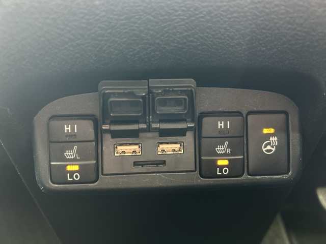 トヨタ シエンタ G クエロ 福岡県 2022(令4)年 5.6万km ホワイトパールクリスタルシャイン 純正7型ナビ　NSZT-W68T/【AM/FM/CD/DVD/フルセグTV/BT/HDMI】/純正12.1型後席モニター　V12T-R68C/ワンオーナー/アラウンドビューモニター/前後ドライブレコーダー/ETC/衝突被害軽減システム/レーンキープアシスト/前後コーナーセンサー/両側パワースライドドア/前席シートヒーター/ステアリングヒーター/ステアリングスイッチ/電動格納ミラー/LEDヘッドライト/フォグランプ/純正フロアマット/純正ドアバイザー