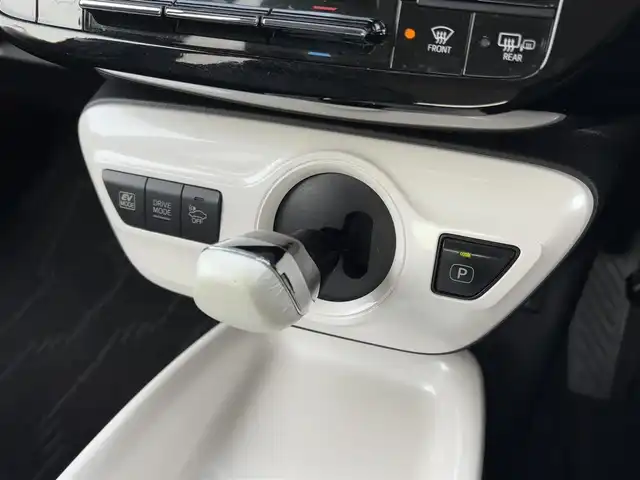 トヨタ プリウス A ツーリングセレクション 大分県 2017(平29)年 8.9万km ホワイトパールクリスタルシャイン ・ナビ(CD/DVD/BT/SD)/・バックカメラ/・フルセグテレビ/・プリクラッシュセーフティ/・ヘッドアップディスプレイ/・モデリスタ/・レーダークルーズコントロール/・オートハイビーム/・パーキングアシスト/・ETC/・ドライブレコーダー/・シートヒーター/・テレビキャンセラー/・スマートキー/・プッシュスタートボタン