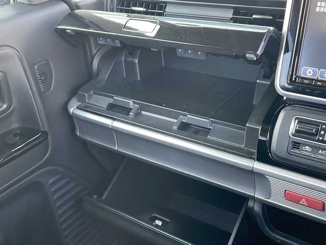 スズキ スペーシア カスタム HYBRID XS 香川県 2019(平31)年 5.6万km ピュアホワイトP スズキセーフティサポート/・デュアルセンサーブレーキサポートII (DSBS) /・誤発進抑制機能/・車線逸脱警報/抑制機能/・ふらつき警報機能/・ヘッドアップディスプレイ（HUD）/・後退時ブレーキサポート/・360°ビューモニター/コーナーセンサー/純正８型メモリナビ（CN-RZ843）/・Bluetooth接続/・AM/FM/・CD/DVD/・フルセグTV/両側電動スライドドア/純正15インチアルミホイール/LEDヘッドライト/運転席ヒートシーター/ハーフレザーシート/ロールサンシェード/パーソナルテーブル/USBポート/プッシュスタート/スマートキー