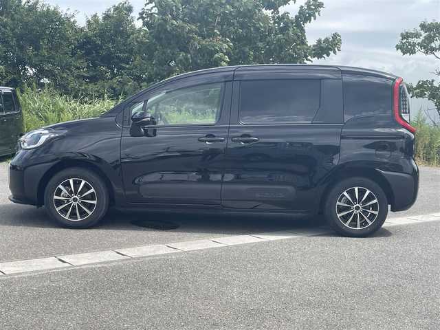 トヨタ シエンタ ハイブリッド Z 山形県 2023(令5)年 2.5万km ブラック ４ＷＤ/衝突被害軽減/純正メモリナビ/　　【ＣＤ　ＤＶＤ　ＢＴ　フルセグ　USB】/全周囲カメラ/両側パワースライドドア/アダプティブクルーズコントロール/LEDオートライト/オートハイビーム/純正15インチアルミホイール/コーナーセンサー/レーンキープアシスト/横滑り防止装置/盗難防止装置/純正フロアマット/アイドリングストップ/電動格納ミラー/スマートキー/スペアキー/ETCメモリナビ