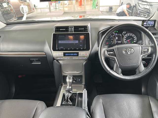 トヨタ ランドクルーザー プラド TX Lパッケージ 京都府 2020(令2)年 1.6万km ホワイトパールクリスタルシャイン ワンオーナー　/黒本革シート　/純正８インチＳＤナビ　/フルセグＴＶ　/CD/DVD再生機能/Bluetooth/禁煙　/ＬＤＡ　/ＰＣＳ　/ルーフレール　/レーダークルーズコントロール/４ＷＤ　/ダウンヒルアシストコントロール/センターデフロック/パーキングアシスト/ＬＥＤヘッドライト/ウィンカーミラー/オートライト/オートマチックハイビーム/パワーシート　/電動格納サードシート　/シートヒーター　/エアシート　/フルフラットシート/ベンチシート/純正17インチＡＷ/ステアリングスイッチ/Wエアバッグ/カーテンエアバッグ/前後社外ドライブレコーダー(TZ-D205W)