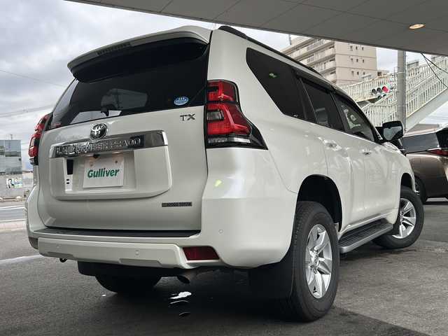 トヨタ ランドクルーザー プラド TX Lパッケージ 京都府 2020(令2)年 1.6万km ホワイトパールクリスタルシャイン ワンオーナー　/黒本革シート　/純正８インチＳＤナビ　/フルセグＴＶ　/CD/DVD再生機能/Bluetooth/禁煙　/ＬＤＡ　/ＰＣＳ　/ルーフレール　/レーダークルーズコントロール/４ＷＤ　/ダウンヒルアシストコントロール/センターデフロック/パーキングアシスト/ＬＥＤヘッドライト/ウィンカーミラー/オートライト/オートマチックハイビーム/パワーシート　/電動格納サードシート　/シートヒーター　/エアシート　/フルフラットシート/ベンチシート/純正17インチＡＷ/ステアリングスイッチ/Wエアバッグ/カーテンエアバッグ/前後社外ドライブレコーダー(TZ-D205W)