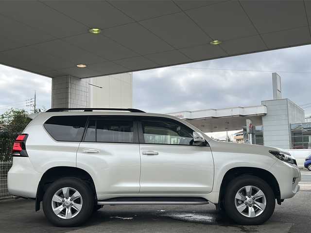 トヨタ ランドクルーザー プラド TX Lパッケージ 京都府 2020(令2)年 1.6万km ホワイトパールクリスタルシャイン ワンオーナー　/黒本革シート　/純正８インチＳＤナビ　/フルセグＴＶ　/CD/DVD再生機能/Bluetooth/禁煙　/ＬＤＡ　/ＰＣＳ　/ルーフレール　/レーダークルーズコントロール/４ＷＤ　/ダウンヒルアシストコントロール/センターデフロック/パーキングアシスト/ＬＥＤヘッドライト/ウィンカーミラー/オートライト/オートマチックハイビーム/パワーシート　/電動格納サードシート　/シートヒーター　/エアシート　/フルフラットシート/ベンチシート/純正17インチＡＷ/ステアリングスイッチ/Wエアバッグ/カーテンエアバッグ/前後社外ドライブレコーダー(TZ-D205W)