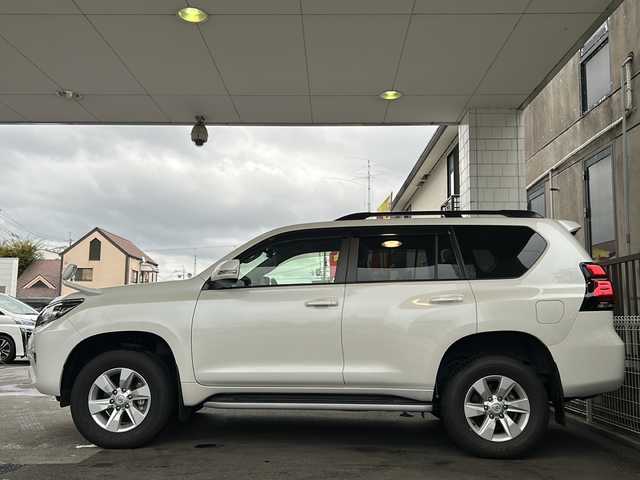 トヨタ ランドクルーザー プラド TX Lパッケージ 京都府 2020(令2)年 1.6万km ホワイトパールクリスタルシャイン ワンオーナー　/黒本革シート　/純正８インチＳＤナビ　/フルセグＴＶ　/CD/DVD再生機能/Bluetooth/禁煙　/ＬＤＡ　/ＰＣＳ　/ルーフレール　/レーダークルーズコントロール/４ＷＤ　/ダウンヒルアシストコントロール/センターデフロック/パーキングアシスト/ＬＥＤヘッドライト/ウィンカーミラー/オートライト/オートマチックハイビーム/パワーシート　/電動格納サードシート　/シートヒーター　/エアシート　/フルフラットシート/ベンチシート/純正17インチＡＷ/ステアリングスイッチ/Wエアバッグ/カーテンエアバッグ/前後社外ドライブレコーダー(TZ-D205W)