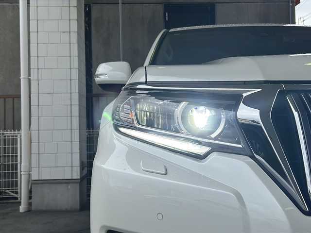 トヨタ ランドクルーザー プラド TX Lパッケージ 京都府 2020(令2)年 1.6万km ホワイトパールクリスタルシャイン ワンオーナー　/黒本革シート　/純正８インチＳＤナビ　/フルセグＴＶ　/CD/DVD再生機能/Bluetooth/禁煙　/ＬＤＡ　/ＰＣＳ　/ルーフレール　/レーダークルーズコントロール/４ＷＤ　/ダウンヒルアシストコントロール/センターデフロック/パーキングアシスト/ＬＥＤヘッドライト/ウィンカーミラー/オートライト/オートマチックハイビーム/パワーシート　/電動格納サードシート　/シートヒーター　/エアシート　/フルフラットシート/ベンチシート/純正17インチＡＷ/ステアリングスイッチ/Wエアバッグ/カーテンエアバッグ/前後社外ドライブレコーダー(TZ-D205W)