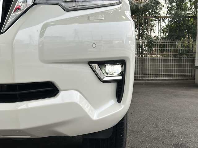 トヨタ ランドクルーザー プラド TX Lパッケージ 京都府 2020(令2)年 1.6万km ホワイトパールクリスタルシャイン ワンオーナー　/黒本革シート　/純正８インチＳＤナビ　/フルセグＴＶ　/CD/DVD再生機能/Bluetooth/禁煙　/ＬＤＡ　/ＰＣＳ　/ルーフレール　/レーダークルーズコントロール/４ＷＤ　/ダウンヒルアシストコントロール/センターデフロック/パーキングアシスト/ＬＥＤヘッドライト/ウィンカーミラー/オートライト/オートマチックハイビーム/パワーシート　/電動格納サードシート　/シートヒーター　/エアシート　/フルフラットシート/ベンチシート/純正17インチＡＷ/ステアリングスイッチ/Wエアバッグ/カーテンエアバッグ/前後社外ドライブレコーダー(TZ-D205W)