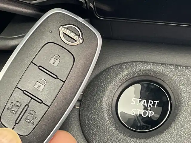 日産 セレナ e－パワー ハイウェイスター V 群馬県 2024(令6)年 0.8万km プリズムホワイト 純正１２．３型ナビ　全周囲カメラ　プロパイロット　置くだけ充電　両側電動スライドドア　ＢＳＭ　デジタルインナーミラー　レーンキープアシスト　オートマチックハイビーム　ＥＴＣ２．０　ＬＥＤ　禁煙車