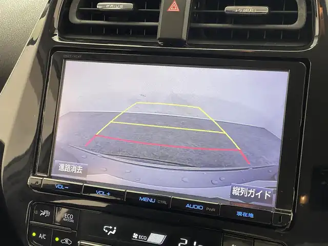 トヨタ プリウス A 滋賀県 2016(平28)年 8.9万km スティールブロンドM 禁煙車/純正ナビ/（CD/DVD/SD/Bluetooth/フルセグTV）/バックカメラ/前方ドライブレコーダー/ビルトインETC/プリクラッシュセーフティー/レーンディパーチャーアラート/ブラインドスポットモニター/クリアランスソナー/パーキングアシスト/ふらつき警報/ヘッドアップディスプレイ/LEDヘッドライト/フォグランプ/オートヘッドライト/オートマチックハイビーム/革巻きステアリング/レーダークルーズコントロール/ステアリングリモコン/純正フロアマット
