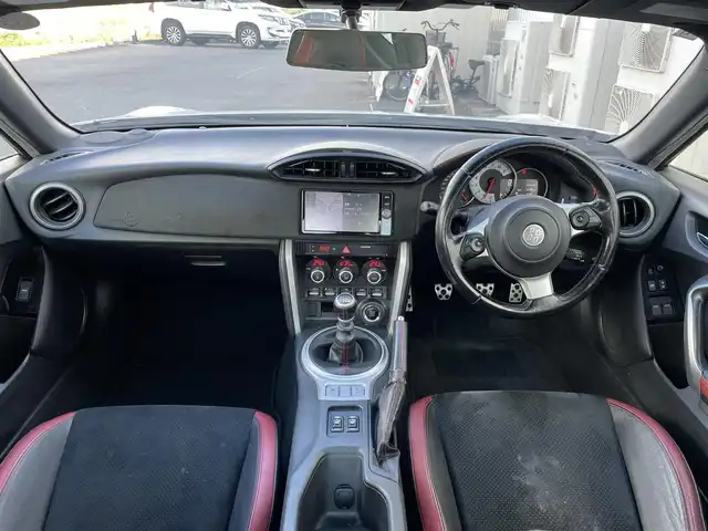 トヨタ ８６ GT リミテッド 佐賀県 2016(平28)年 10.5万km クリスタルホワイトパール 6速MT/純正7型ナビゲーション「NSZT-W66T」/・AM/FM/BT/CD/DVD/フルセグ/・バックカメラ/柿本改2本出しマフラー/黒赤レザーコンビシート/リアトランクスポイラー/バックフォグランプ/フォグランプ/LEDヘッドライト/LED室内灯/純正17インチアルミホイール/純正フロアマット/スマートキー/ETC/新車保証書/取扱説明書/・VSC（車両安定制御システム）/・TRC（トラクションコントロール）/・ABS（電子制御ブレーキシステム）/・EBD（電子制動力配分制御）/・ヒルスタートアシストコントロール/・イモビライザーシステム（盗難防止）