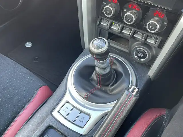 トヨタ ８６ GT リミテッド 佐賀県 2016(平28)年 10.5万km クリスタルホワイトパール 6速MT/純正7型ナビゲーション「NSZT-W66T」/・AM/FM/BT/CD/DVD/フルセグ/・バックカメラ/柿本改2本出しマフラー/黒赤レザーコンビシート/リアトランクスポイラー/バックフォグランプ/フォグランプ/LEDヘッドライト/LED室内灯/純正17インチアルミホイール/純正フロアマット/スマートキー/ETC/新車保証書/取扱説明書/・VSC（車両安定制御システム）/・TRC（トラクションコントロール）/・ABS（電子制御ブレーキシステム）/・EBD（電子制動力配分制御）/・ヒルスタートアシストコントロール/・イモビライザーシステム（盗難防止）