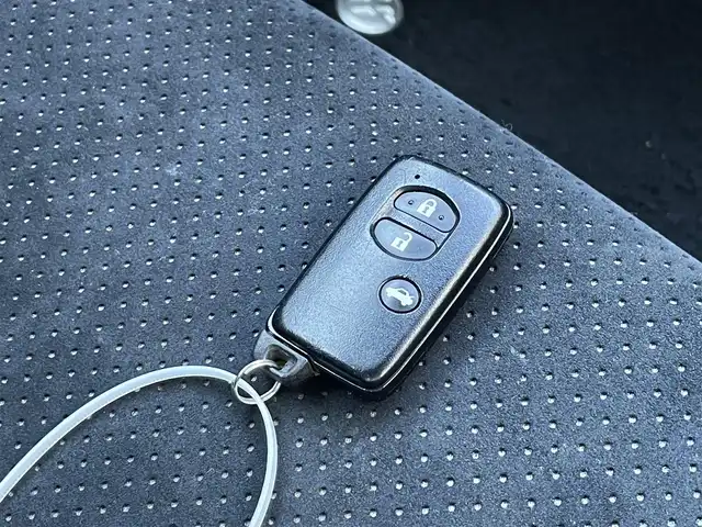 トヨタ ８６ GT リミテッド 佐賀県 2016(平28)年 10.5万km クリスタルホワイトパール 6速MT/純正7型ナビゲーション「NSZT-W66T」/・AM/FM/BT/CD/DVD/フルセグ/・バックカメラ/柿本改2本出しマフラー/黒赤レザーコンビシート/リアトランクスポイラー/バックフォグランプ/フォグランプ/LEDヘッドライト/LED室内灯/純正17インチアルミホイール/純正フロアマット/スマートキー/ETC/新車保証書/取扱説明書/・VSC（車両安定制御システム）/・TRC（トラクションコントロール）/・ABS（電子制御ブレーキシステム）/・EBD（電子制動力配分制御）/・ヒルスタートアシストコントロール/・イモビライザーシステム（盗難防止）