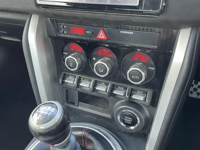 トヨタ ８６ GT リミテッド 佐賀県 2016(平28)年 10.5万km クリスタルホワイトパール 6速MT/純正7型ナビゲーション「NSZT-W66T」/・AM/FM/BT/CD/DVD/フルセグ/・バックカメラ/柿本改2本出しマフラー/黒赤レザーコンビシート/リアトランクスポイラー/バックフォグランプ/フォグランプ/LEDヘッドライト/LED室内灯/純正17インチアルミホイール/純正フロアマット/スマートキー/ETC/新車保証書/取扱説明書/・VSC（車両安定制御システム）/・TRC（トラクションコントロール）/・ABS（電子制御ブレーキシステム）/・EBD（電子制動力配分制御）/・ヒルスタートアシストコントロール/・イモビライザーシステム（盗難防止）