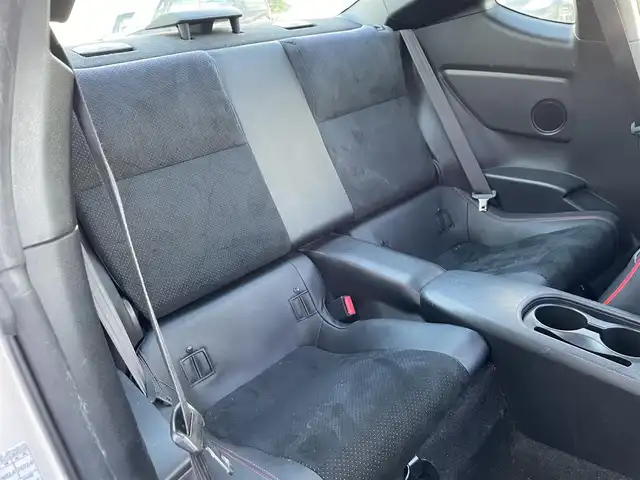 トヨタ ８６ GT リミテッド 佐賀県 2016(平28)年 10.5万km クリスタルホワイトパール 6速MT/純正7型ナビゲーション「NSZT-W66T」/・AM/FM/BT/CD/DVD/フルセグ/・バックカメラ/柿本改2本出しマフラー/黒赤レザーコンビシート/リアトランクスポイラー/バックフォグランプ/フォグランプ/LEDヘッドライト/LED室内灯/純正17インチアルミホイール/純正フロアマット/スマートキー/ETC/新車保証書/取扱説明書/・VSC（車両安定制御システム）/・TRC（トラクションコントロール）/・ABS（電子制御ブレーキシステム）/・EBD（電子制動力配分制御）/・ヒルスタートアシストコントロール/・イモビライザーシステム（盗難防止）