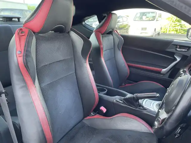 トヨタ ８６ GT リミテッド 佐賀県 2016(平28)年 10.5万km クリスタルホワイトパール 6速MT/純正7型ナビゲーション「NSZT-W66T」/・AM/FM/BT/CD/DVD/フルセグ/・バックカメラ/柿本改2本出しマフラー/黒赤レザーコンビシート/リアトランクスポイラー/バックフォグランプ/フォグランプ/LEDヘッドライト/LED室内灯/純正17インチアルミホイール/純正フロアマット/スマートキー/ETC/新車保証書/取扱説明書/・VSC（車両安定制御システム）/・TRC（トラクションコントロール）/・ABS（電子制御ブレーキシステム）/・EBD（電子制動力配分制御）/・ヒルスタートアシストコントロール/・イモビライザーシステム（盗難防止）