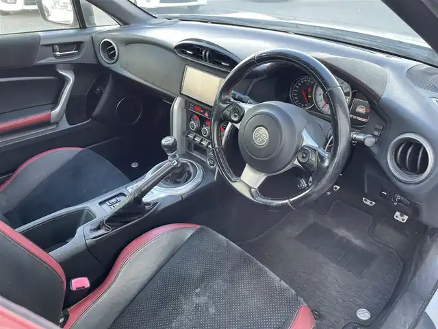トヨタ ８６ GT リミテッド 佐賀県 2016(平28)年 10.5万km クリスタルホワイトパール 6速MT/純正7型ナビゲーション「NSZT-W66T」/・AM/FM/BT/CD/DVD/フルセグ/・バックカメラ/柿本改2本出しマフラー/黒赤レザーコンビシート/リアトランクスポイラー/バックフォグランプ/フォグランプ/LEDヘッドライト/LED室内灯/純正17インチアルミホイール/純正フロアマット/スマートキー/ETC/新車保証書/取扱説明書/・VSC（車両安定制御システム）/・TRC（トラクションコントロール）/・ABS（電子制御ブレーキシステム）/・EBD（電子制動力配分制御）/・ヒルスタートアシストコントロール/・イモビライザーシステム（盗難防止）