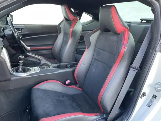 トヨタ ８６ GT リミテッド 佐賀県 2016(平28)年 10.5万km クリスタルホワイトパール 6速MT/純正7型ナビゲーション「NSZT-W66T」/・AM/FM/BT/CD/DVD/フルセグ/・バックカメラ/柿本改2本出しマフラー/黒赤レザーコンビシート/リアトランクスポイラー/バックフォグランプ/フォグランプ/LEDヘッドライト/LED室内灯/純正17インチアルミホイール/純正フロアマット/スマートキー/ETC/新車保証書/取扱説明書/・VSC（車両安定制御システム）/・TRC（トラクションコントロール）/・ABS（電子制御ブレーキシステム）/・EBD（電子制動力配分制御）/・ヒルスタートアシストコントロール/・イモビライザーシステム（盗難防止）