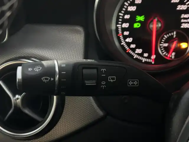 メルセデス・ベンツ ＧＬＡ１８０ 福岡県 2018(平30)年 2.6万km カバンサイトブルー レーダーセーフティパッケージ/アクティブセーフティブレーキ/レーンキープアシスト/ブラインドスポットモニター/黒革/前席シートヒーター/純正ナビ/Applecarplay/androidauto/フルセグTV/バックカメラ/Bluetooth/パワーバックドア/LEDライト/純正18インチアルミホイール/ETC