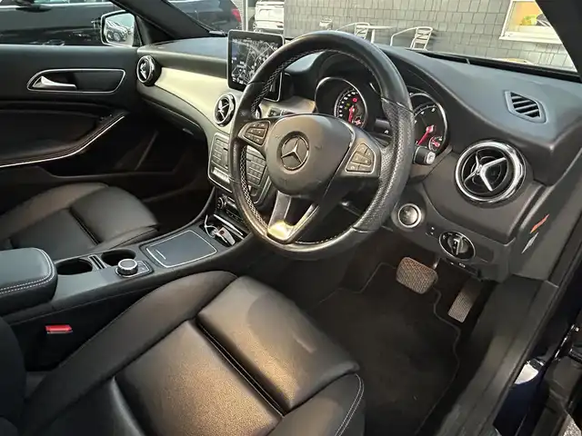 メルセデス・ベンツ ＧＬＡ１８０ 福岡県 2018(平30)年 2.6万km カバンサイトブルー レーダーセーフティパッケージ/アクティブセーフティブレーキ/レーンキープアシスト/ブラインドスポットモニター/黒革/前席シートヒーター/純正ナビ/Applecarplay/androidauto/フルセグTV/バックカメラ/Bluetooth/パワーバックドア/LEDライト/純正18インチアルミホイール/ETC