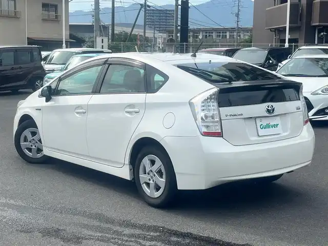 トヨタ プリウス S　LEDエディション 島根県 2011(平23)年 11.6万km ホワイトパールクリスタルシャイン 社外メモリナビ　/フルセグＴＶ　/ＤＶＤ再生　/Ｂｌｕｅｔｏｏｔｈ接続　/ビルトインＥＴＣ　/スマートキー　/プッシュスタート/横滑り防止装置　/アイドリングストップ　/純正ＬＥＤヘッドライト　/純正フロアマット