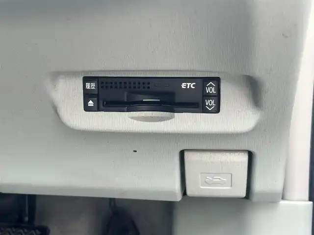 トヨタ プリウス S　LEDエディション 島根県 2011(平23)年 11.6万km ホワイトパールクリスタルシャイン 社外メモリナビ　/フルセグＴＶ　/ＤＶＤ再生　/Ｂｌｕｅｔｏｏｔｈ接続　/ビルトインＥＴＣ　/スマートキー　/プッシュスタート/横滑り防止装置　/アイドリングストップ　/純正ＬＥＤヘッドライト　/純正フロアマット