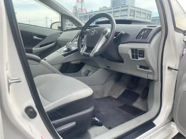 トヨタ プリウス S　LEDエディション 島根県 2011(平23)年 11.6万km ホワイトパールクリスタルシャイン 社外メモリナビ　/フルセグＴＶ　/ＤＶＤ再生　/Ｂｌｕｅｔｏｏｔｈ接続　/ビルトインＥＴＣ　/スマートキー　/プッシュスタート/横滑り防止装置　/アイドリングストップ　/純正ＬＥＤヘッドライト　/純正フロアマット