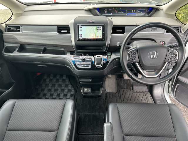 ホンダ フリード ハイブリット G ホンダセンシング 広島県 2022(令4)年 3.9万km プラチナホワイトパール 禁煙/純正Gathersナビ/（Bluetooth/CD/IPod/SD）/ホンダセンシング/・衝突軽減ブレーキ/・路外逸脱抑制機能/・車線維持支援システム/・アダプティブクルーズコントロール/・歩行者事故低減ステアリング/・誤発進抑制機能/・後方誤発進抑制機能/・標識認識機能/・先行者発進お知らせ機能/両側パワースライドドア/バックカメラ/LEDヘッドライト/オートリトラミラー/三列シート/ウォークスルー/純正フロアマット/純正前後ドライブレコーダー/前席シートヒーター