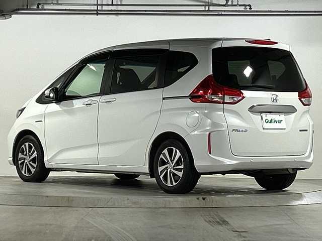 ホンダ フリード ハイブリット G ホンダセンシング 広島県 2022(令4)年 3.9万km プラチナホワイトパール 禁煙/純正Gathersナビ/（Bluetooth/CD/IPod/SD）/ホンダセンシング/・衝突軽減ブレーキ/・路外逸脱抑制機能/・車線維持支援システム/・アダプティブクルーズコントロール/・歩行者事故低減ステアリング/・誤発進抑制機能/・後方誤発進抑制機能/・標識認識機能/・先行者発進お知らせ機能/両側パワースライドドア/バックカメラ/LEDヘッドライト/オートリトラミラー/三列シート/ウォークスルー/純正フロアマット/純正前後ドライブレコーダー/前席シートヒーター
