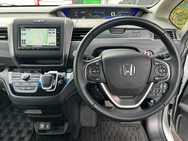 ホンダ フリード ハイブリット G ホンダセンシング 広島県 2022(令4)年 3.9万km プラチナホワイトパール 禁煙/純正Gathersナビ/（Bluetooth/CD/IPod/SD）/ホンダセンシング/・衝突軽減ブレーキ/・路外逸脱抑制機能/・車線維持支援システム/・アダプティブクルーズコントロール/・歩行者事故低減ステアリング/・誤発進抑制機能/・後方誤発進抑制機能/・標識認識機能/・先行者発進お知らせ機能/両側パワースライドドア/バックカメラ/LEDヘッドライト/オートリトラミラー/三列シート/ウォークスルー/純正フロアマット/純正前後ドライブレコーダー/前席シートヒーター