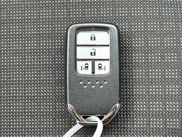 ホンダ フリード ハイブリット G ホンダセンシング 広島県 2022(令4)年 3.9万km プラチナホワイトパール 禁煙/純正Gathersナビ/（Bluetooth/CD/IPod/SD）/ホンダセンシング/・衝突軽減ブレーキ/・路外逸脱抑制機能/・車線維持支援システム/・アダプティブクルーズコントロール/・歩行者事故低減ステアリング/・誤発進抑制機能/・後方誤発進抑制機能/・標識認識機能/・先行者発進お知らせ機能/両側パワースライドドア/バックカメラ/LEDヘッドライト/オートリトラミラー/三列シート/ウォークスルー/純正フロアマット/純正前後ドライブレコーダー/前席シートヒーター