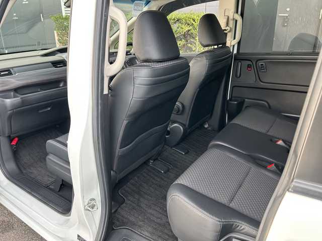 ホンダ フリード ハイブリット G ホンダセンシング 広島県 2022(令4)年 3.9万km プラチナホワイトパール 禁煙/純正Gathersナビ/（Bluetooth/CD/IPod/SD）/ホンダセンシング/・衝突軽減ブレーキ/・路外逸脱抑制機能/・車線維持支援システム/・アダプティブクルーズコントロール/・歩行者事故低減ステアリング/・誤発進抑制機能/・後方誤発進抑制機能/・標識認識機能/・先行者発進お知らせ機能/両側パワースライドドア/バックカメラ/LEDヘッドライト/オートリトラミラー/三列シート/ウォークスルー/純正フロアマット/純正前後ドライブレコーダー/前席シートヒーター