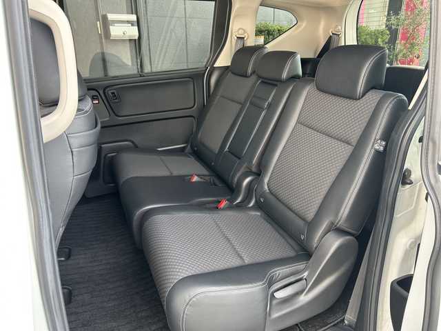 ホンダ フリード ハイブリット G ホンダセンシング 広島県 2022(令4)年 3.9万km プラチナホワイトパール 禁煙/純正Gathersナビ/（Bluetooth/CD/IPod/SD）/ホンダセンシング/・衝突軽減ブレーキ/・路外逸脱抑制機能/・車線維持支援システム/・アダプティブクルーズコントロール/・歩行者事故低減ステアリング/・誤発進抑制機能/・後方誤発進抑制機能/・標識認識機能/・先行者発進お知らせ機能/両側パワースライドドア/バックカメラ/LEDヘッドライト/オートリトラミラー/三列シート/ウォークスルー/純正フロアマット/純正前後ドライブレコーダー/前席シートヒーター