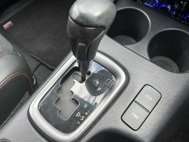 トヨタ ハイラックス Z GRスポーツ 香川県 2022(令4)年 8.1万km スーパーホワイトⅡ  ワンオーナー/ 4WDディーゼルターボ/ GRスポーツ専用ハーフレザーシート/・　D席パワーシート/ プリクラッシュセーフティ/ レーンディパーチャーアラート/ クリアランスソナー/ バックソナー/ ダウンヒルアシストコントロール/ オートLSD/ リアデフロック/ 純正ディスプレイオーディオ/・　ナビ/・　パノラミックビューモニター/・　BT接続/ ETC/ 社外レーダー探知機/ ミラー型前後ドラレコ/ サイドステップ/ USB接続/ LEDヘッドライト/ フォグライト/ 純正フロアマット/ ドアバイザー/ スマートキー２個/ 新車時保証書