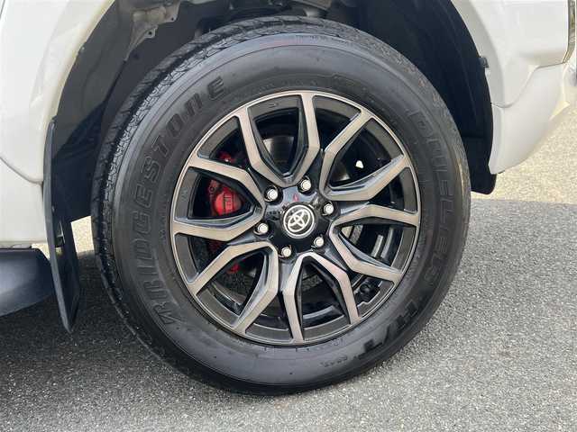 トヨタ ハイラックス Z GRスポーツ 香川県 2022(令4)年 8.1万km スーパーホワイトⅡ  ワンオーナー/ 4WDディーゼルターボ/ GRスポーツ専用ハーフレザーシート/・　D席パワーシート/ プリクラッシュセーフティ/ レーンディパーチャーアラート/ クリアランスソナー/ バックソナー/ ダウンヒルアシストコントロール/ オートLSD/ リアデフロック/ 純正ディスプレイオーディオ/・　ナビ/・　パノラミックビューモニター/・　BT接続/ ETC/ 社外レーダー探知機/ ミラー型前後ドラレコ/ サイドステップ/ USB接続/ LEDヘッドライト/ フォグライト/ 純正フロアマット/ ドアバイザー/ スマートキー２個/ 新車時保証書