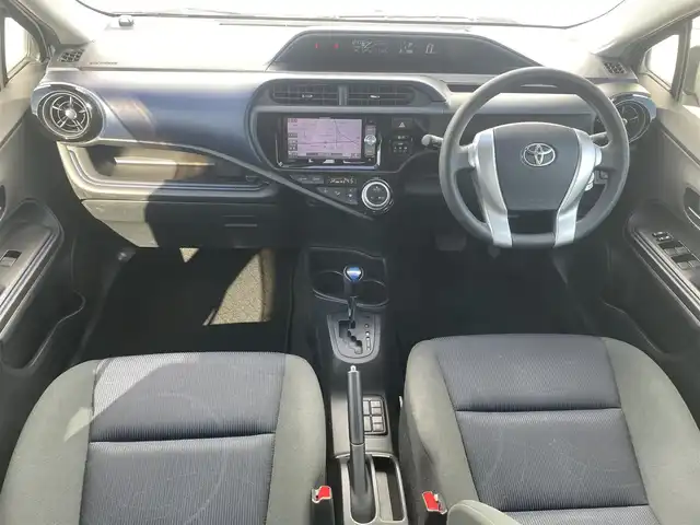 トヨタ アクア S 福岡県 2016(平28)年 6.8万km スーパーホワイトⅡ 社外ナビ（ＡＶＩＣ－ＲＷ９００）/フルセグTV/CD/DVD/BT/AM/FM/SD/USB/バックカメラ/ＥＴＣ/横滑り防止装置/オートエアコン/ヘッドライトレベライザー/電動格納ウインカーミラー/ドアバイザー/社外15インチアルミ