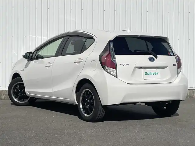 トヨタ アクア S 福岡県 2016(平28)年 6.8万km スーパーホワイトⅡ 社外ナビ（ＡＶＩＣ－ＲＷ９００）/フルセグTV/CD/DVD/BT/AM/FM/SD/USB/バックカメラ/ＥＴＣ/横滑り防止装置/オートエアコン/ヘッドライトレベライザー/電動格納ウインカーミラー/ドアバイザー/社外15インチアルミ