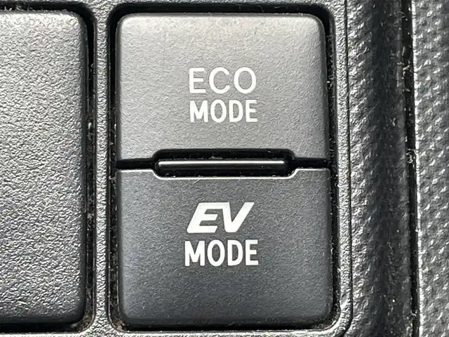 トヨタ アクア S 福岡県 2016(平28)年 6.8万km スーパーホワイトⅡ 社外ナビ（ＡＶＩＣ－ＲＷ９００）/フルセグTV/CD/DVD/BT/AM/FM/SD/USB/バックカメラ/ＥＴＣ/横滑り防止装置/オートエアコン/ヘッドライトレベライザー/電動格納ウインカーミラー/ドアバイザー/社外15インチアルミ