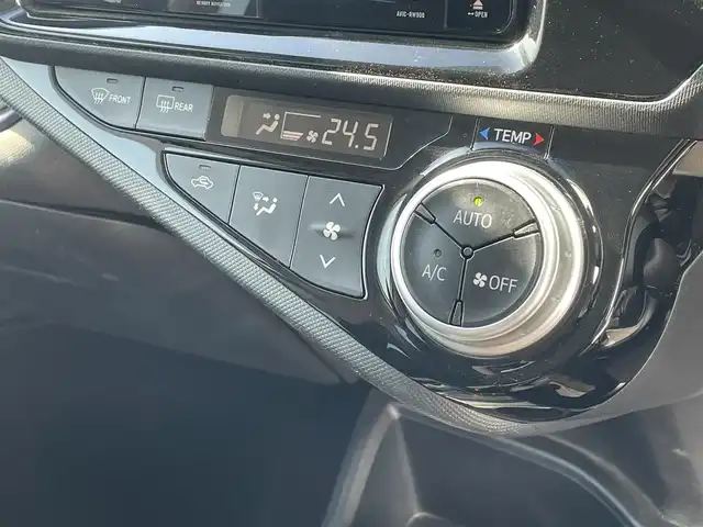 トヨタ アクア S 福岡県 2016(平28)年 6.8万km スーパーホワイトⅡ 社外ナビ（ＡＶＩＣ－ＲＷ９００）/フルセグTV/CD/DVD/BT/AM/FM/SD/USB/バックカメラ/ＥＴＣ/横滑り防止装置/オートエアコン/ヘッドライトレベライザー/電動格納ウインカーミラー/ドアバイザー/社外15インチアルミ