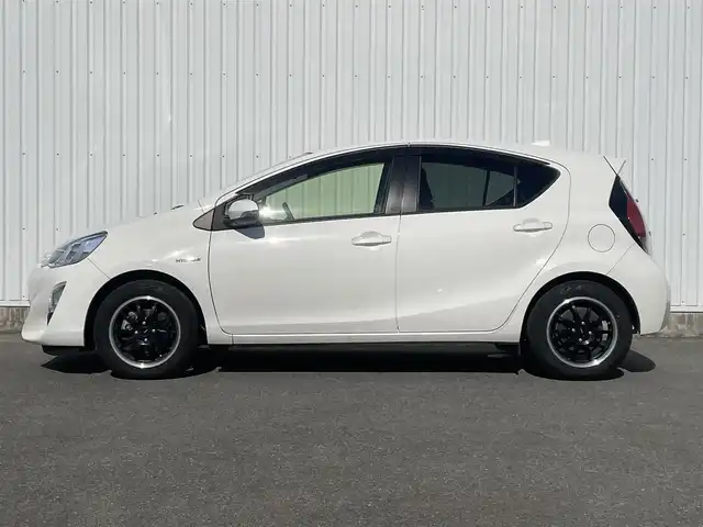 トヨタ アクア S 福岡県 2016(平28)年 6.8万km スーパーホワイトⅡ 社外ナビ（ＡＶＩＣ－ＲＷ９００）/フルセグTV/CD/DVD/BT/AM/FM/SD/USB/バックカメラ/ＥＴＣ/横滑り防止装置/オートエアコン/ヘッドライトレベライザー/電動格納ウインカーミラー/ドアバイザー/社外15インチアルミ