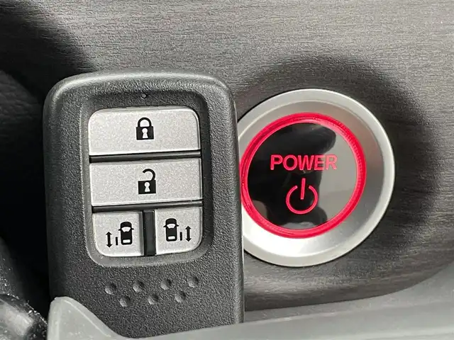 ホンダ フリード ハイブリット G ブラックスタイル 熊本県 2022(令4)年 3.2万km プラチナホワイトパール ワンオーナー　/禁煙車　/純正ナビ（ＣＤ・ＤＶＤ・フルセグ・ＢＴ・ＡｐｐｌＣａｒＰｌａｙ・ＵＳＢ・HDMI）/バックカメラ　/ＥＴＣ　/純正前後ドライブレコーダー　/両側パワースライドドア/後ろのみクリアランスソナー　/前席シートヒーター/衝突軽減ブレーキ/レーンキープアシスト/横滑り防止/アイドリングストップ/純正フロアマット/純正１５インチAW/オートライト/LEDヘッドライト/スマートキー/プッシュスタート/スペアキー1本/保証書/取扱説明書