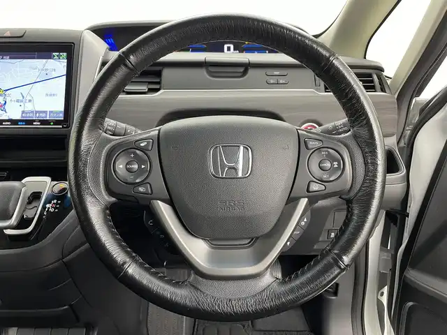 ホンダ フリード ハイブリット G ブラックスタイル 熊本県 2022(令4)年 3.2万km プラチナホワイトパール ワンオーナー　/禁煙車　/純正ナビ（ＣＤ・ＤＶＤ・フルセグ・ＢＴ・ＡｐｐｌＣａｒＰｌａｙ・ＵＳＢ・HDMI）/バックカメラ　/ＥＴＣ　/純正前後ドライブレコーダー　/両側パワースライドドア/後ろのみクリアランスソナー　/前席シートヒーター/衝突軽減ブレーキ/レーンキープアシスト/横滑り防止/アイドリングストップ/純正フロアマット/純正１５インチAW/オートライト/LEDヘッドライト/スマートキー/プッシュスタート/スペアキー1本/保証書/取扱説明書