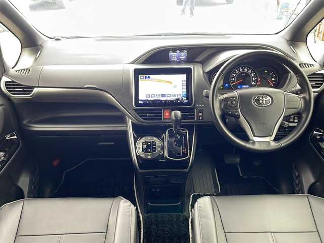 トヨタ ヴォクシー ZS 煌Ⅱ 兵庫県 2019(令1)年 3万km ブラック ・社外9インチナビ&Bluetooth&CD/DVD&SD&TV/・バックカメラ/・ビルドインETC/・両側パワースライドドア/・クルーズコントロール/・トヨタセーフティセンス/・プリクラッシュセーフティ/・レーンディパーチャーアラート/・クリアランスソナー/・社外革調シートカバー/・横滑り防止機能/・前後コーナーセンサー/・盗難防止装置/・オートライト/・オートマチックハイビーム/・LEDヘッドライト/・Wエアバック/・三列シート/・前後ドライブレコーダー/・ウォークスルー/・純正フロアマット/・純正16インチアルミホイール/・MTモード付AT/・アイドリングストップ/・スマートキー/・ステアリングスイッチ/・WACエアコン