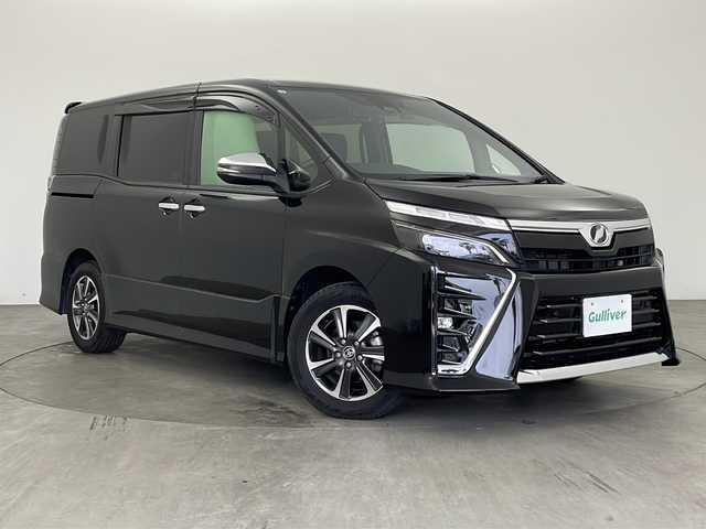 トヨタ ヴォクシー ZS 煌Ⅱ 兵庫県 2019(令1)年 3万km ブラック ・社外9インチナビ&Bluetooth&CD/DVD&SD&TV/・バックカメラ/・ビルドインETC/・両側パワースライドドア/・クルーズコントロール/・トヨタセーフティセンス/・プリクラッシュセーフティ/・レーンディパーチャーアラート/・クリアランスソナー/・社外革調シートカバー/・横滑り防止機能/・前後コーナーセンサー/・盗難防止装置/・オートライト/・オートマチックハイビーム/・LEDヘッドライト/・Wエアバック/・三列シート/・前後ドライブレコーダー/・ウォークスルー/・純正フロアマット/・純正16インチアルミホイール/・MTモード付AT/・アイドリングストップ/・スマートキー/・ステアリングスイッチ/・WACエアコン