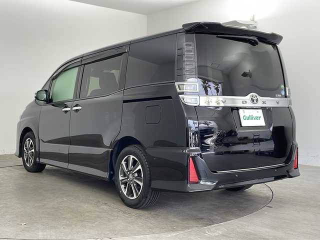 トヨタ ヴォクシー ZS 煌Ⅱ 兵庫県 2019(令1)年 3万km ブラック ・社外9インチナビ&Bluetooth&CD/DVD&SD&TV/・バックカメラ/・ビルドインETC/・両側パワースライドドア/・クルーズコントロール/・トヨタセーフティセンス/・プリクラッシュセーフティ/・レーンディパーチャーアラート/・クリアランスソナー/・社外革調シートカバー/・横滑り防止機能/・前後コーナーセンサー/・盗難防止装置/・オートライト/・オートマチックハイビーム/・LEDヘッドライト/・Wエアバック/・三列シート/・前後ドライブレコーダー/・ウォークスルー/・純正フロアマット/・純正16インチアルミホイール/・MTモード付AT/・アイドリングストップ/・スマートキー/・ステアリングスイッチ/・WACエアコン