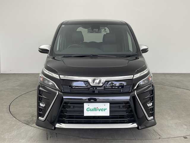 トヨタ ヴォクシー ZS 煌Ⅱ 兵庫県 2019(令1)年 3万km ブラック ・社外9インチナビ&Bluetooth&CD/DVD&SD&TV/・バックカメラ/・ビルドインETC/・両側パワースライドドア/・クルーズコントロール/・トヨタセーフティセンス/・プリクラッシュセーフティ/・レーンディパーチャーアラート/・クリアランスソナー/・社外革調シートカバー/・横滑り防止機能/・前後コーナーセンサー/・盗難防止装置/・オートライト/・オートマチックハイビーム/・LEDヘッドライト/・Wエアバック/・三列シート/・前後ドライブレコーダー/・ウォークスルー/・純正フロアマット/・純正16インチアルミホイール/・MTモード付AT/・アイドリングストップ/・スマートキー/・ステアリングスイッチ/・WACエアコン