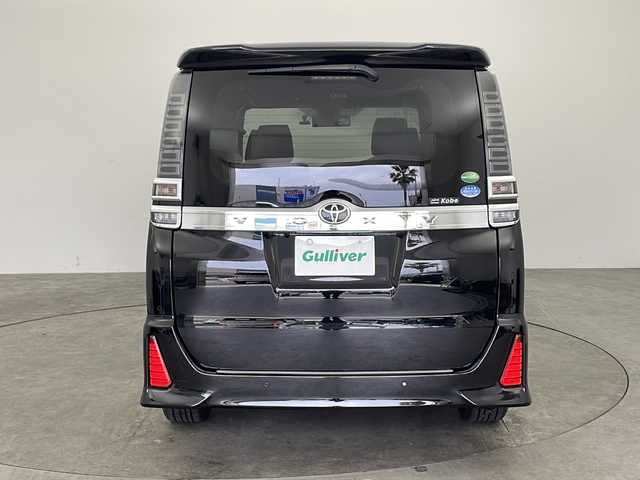 トヨタ ヴォクシー ZS 煌Ⅱ 兵庫県 2019(令1)年 3万km ブラック ・社外9インチナビ&Bluetooth&CD/DVD&SD&TV/・バックカメラ/・ビルドインETC/・両側パワースライドドア/・クルーズコントロール/・トヨタセーフティセンス/・プリクラッシュセーフティ/・レーンディパーチャーアラート/・クリアランスソナー/・社外革調シートカバー/・横滑り防止機能/・前後コーナーセンサー/・盗難防止装置/・オートライト/・オートマチックハイビーム/・LEDヘッドライト/・Wエアバック/・三列シート/・前後ドライブレコーダー/・ウォークスルー/・純正フロアマット/・純正16インチアルミホイール/・MTモード付AT/・アイドリングストップ/・スマートキー/・ステアリングスイッチ/・WACエアコン