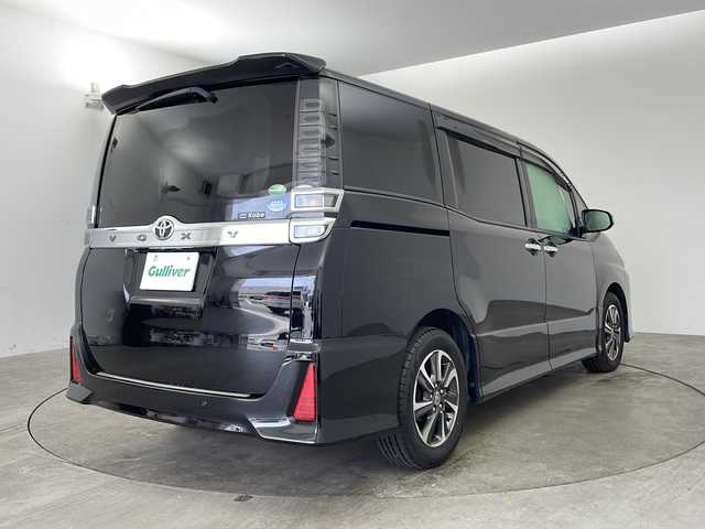 トヨタ ヴォクシー ZS 煌Ⅱ 兵庫県 2019(令1)年 3万km ブラック ・社外9インチナビ&Bluetooth&CD/DVD&SD&TV/・バックカメラ/・ビルドインETC/・両側パワースライドドア/・クルーズコントロール/・トヨタセーフティセンス/・プリクラッシュセーフティ/・レーンディパーチャーアラート/・クリアランスソナー/・社外革調シートカバー/・横滑り防止機能/・前後コーナーセンサー/・盗難防止装置/・オートライト/・オートマチックハイビーム/・LEDヘッドライト/・Wエアバック/・三列シート/・前後ドライブレコーダー/・ウォークスルー/・純正フロアマット/・純正16インチアルミホイール/・MTモード付AT/・アイドリングストップ/・スマートキー/・ステアリングスイッチ/・WACエアコン