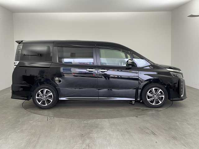 トヨタ ヴォクシー ZS 煌Ⅱ 兵庫県 2019(令1)年 3万km ブラック ・社外9インチナビ&Bluetooth&CD/DVD&SD&TV/・バックカメラ/・ビルドインETC/・両側パワースライドドア/・クルーズコントロール/・トヨタセーフティセンス/・プリクラッシュセーフティ/・レーンディパーチャーアラート/・クリアランスソナー/・社外革調シートカバー/・横滑り防止機能/・前後コーナーセンサー/・盗難防止装置/・オートライト/・オートマチックハイビーム/・LEDヘッドライト/・Wエアバック/・三列シート/・前後ドライブレコーダー/・ウォークスルー/・純正フロアマット/・純正16インチアルミホイール/・MTモード付AT/・アイドリングストップ/・スマートキー/・ステアリングスイッチ/・WACエアコン
